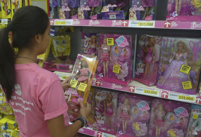 Kemasan Barbie Terkait Perusakan Hutan