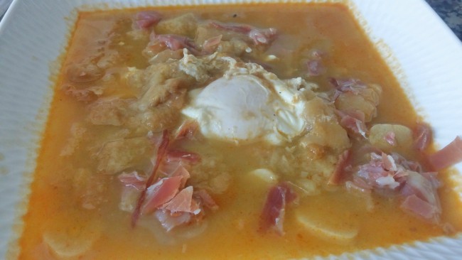 Una sopa de aprovechamiento con ajo, jamón y huevo.