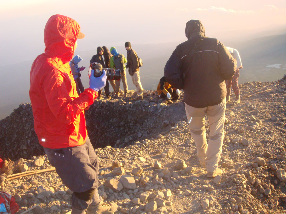 Photo bersama pada saat di puncak tertinggi 3726 meter Gunung Rinjani Photo bersama pada saat di puncak tertinggi 3726 meter Gunung Rinjani