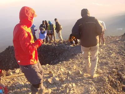 Photo bersama pada saat di puncak tertinggi 3726 meter Gunung Rinjani