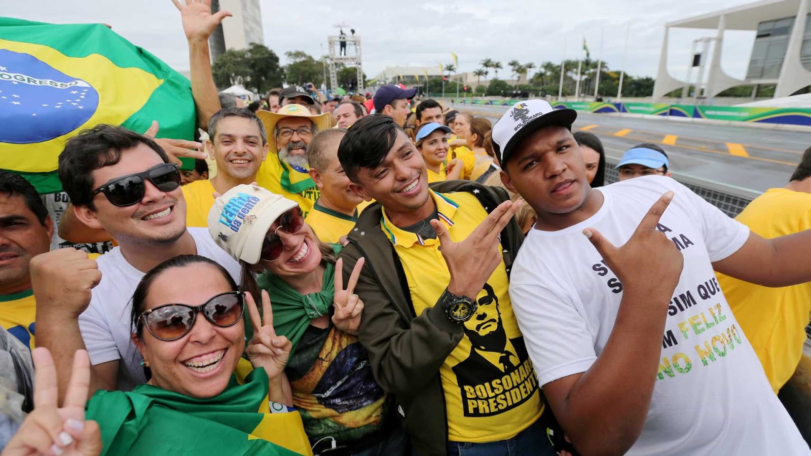 Apenas 10% da população brasileira se considera 'mais de esquerda'
