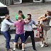 Idosa enforca mulher durante briga de trânsito; veja vídeo