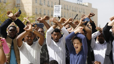 Centenas manifestam-se em Jerusalém contra anulação do acordo sobre migrantes Centenas manifestam-se em Jerusalém contra anulação do acordo sobre migrantes