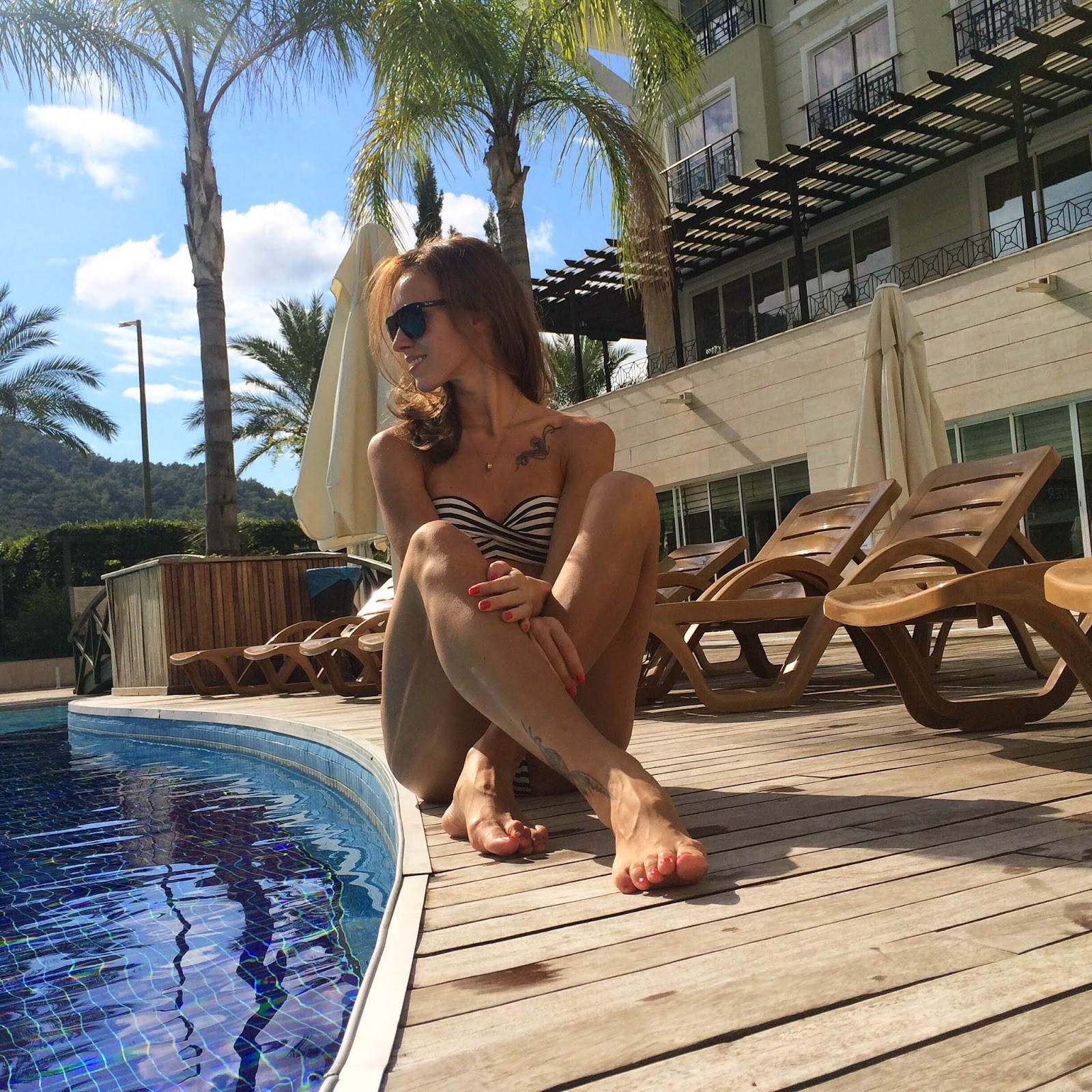 meder-resort-hotel-kemer-stripe-bikini-pool-sun
