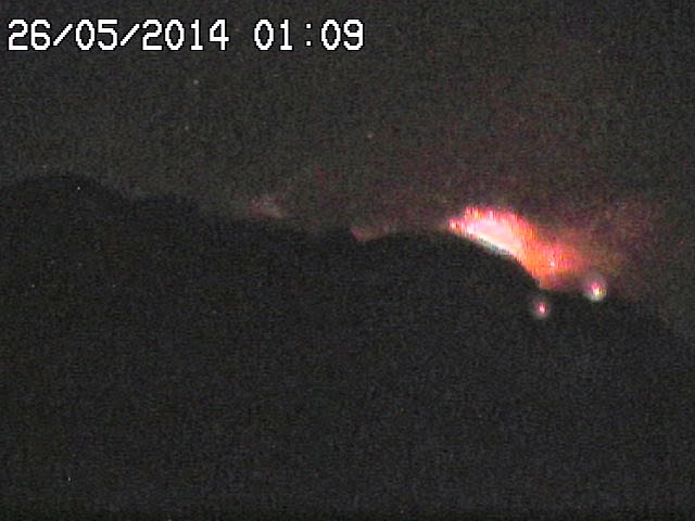 Projections incandescentes sur le volcan Etna, 26 mai 2014