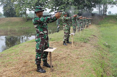MENEMBAK TINGKATKAN KEMAMPUAN PRAJURIT KODIM 0725/SRAGEN