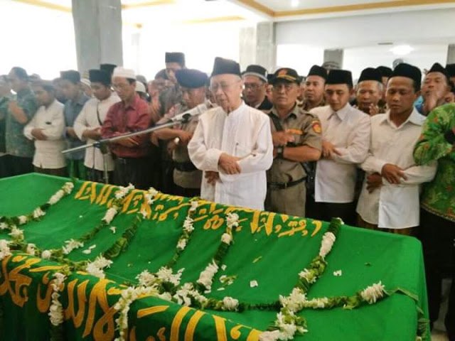 Lautan Umat Islam Iringi Pemakaman KH Hasyim Muzadi, Lihat Foto-Fotonya!