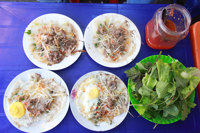 Ăn bánh xèo buổi sáng ở Gia Lai, người Sài Gòn trố mắt vì phải xếp hàng tự phục vụ