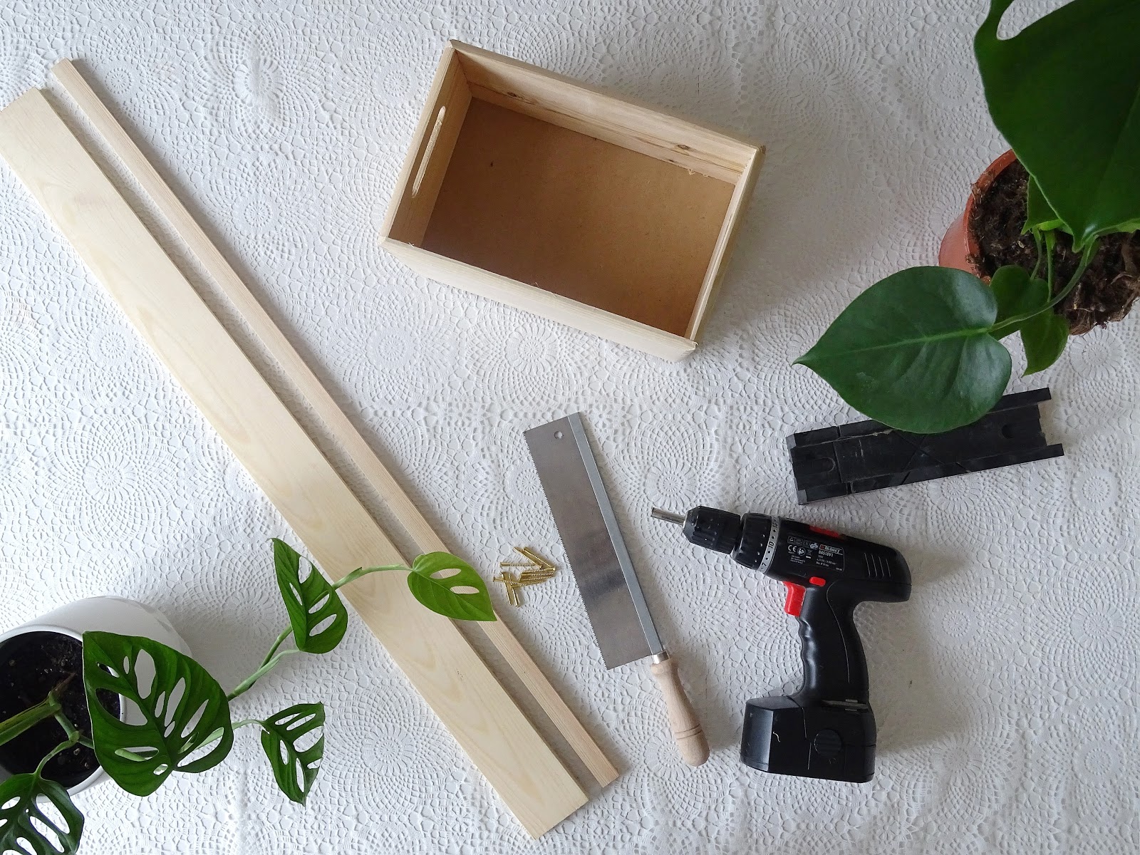 DIY-Blumenkasten zum Aufhängen an Treppengeländern und Galerien plus Pflegetipps und Informationen zur Monstera-Pflanze | https://mammilade.blogspot.de DIY-Blumenkasten zum Aufhängen an Treppengeländern und Galerien plus Pflegetipps und Informationen zur Monstera-Pflanze | https://mammilade.blogspot.de