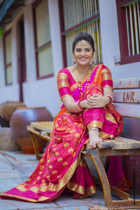 Anchor Sreemukhi in Pink Half Saree