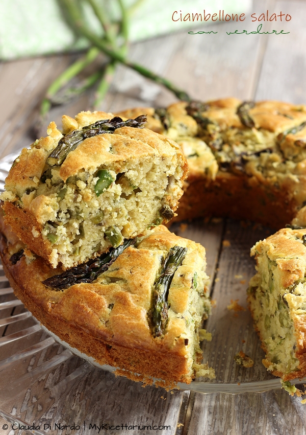 Ciambellone salato con asparagi, pisellini e fagiolini