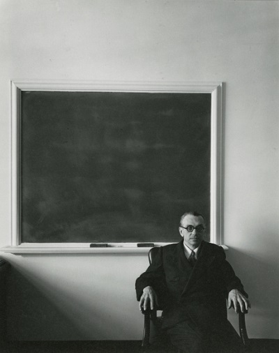 Kurt Gödel, 1956, foto por Arnold Newman | fotografia vintage photos, black and white portrait photography inspiration | artSelecta Kurt Gödel, 1956, foto por Arnold Newman | imagenes bellas, retratos vintage, cool stuff, pictures, pics, photos