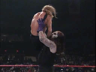 WWF / WWE SURVIVOR SERIES 95 - Undertaker chokeslams Triple H