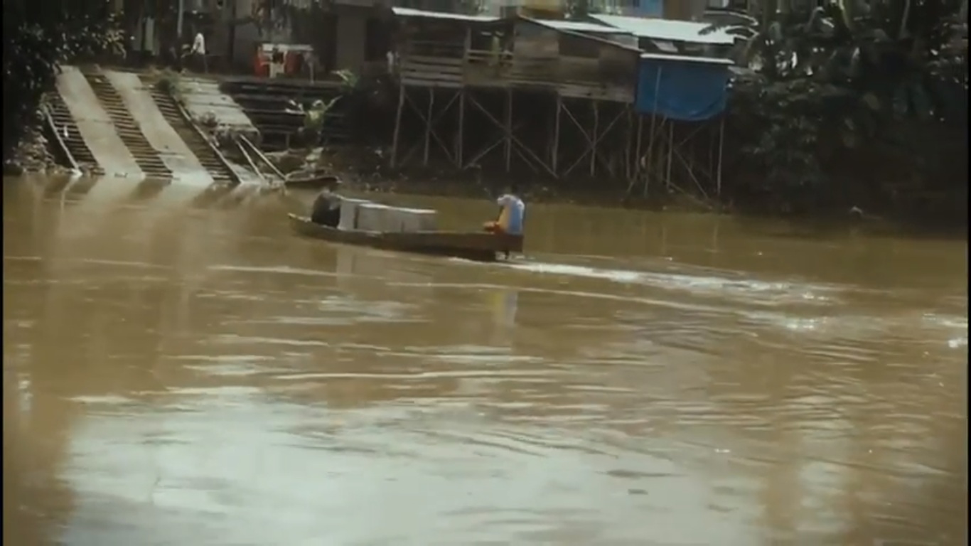 Menyeberang Sungai, Polisi Ini Bawa Kotak Suara ke 4 TPS di Desa Sekonau Menyeberang Sungai, Polisi Ini Bawa Kotak Suara ke 4 TPS di Desa Sekonau
