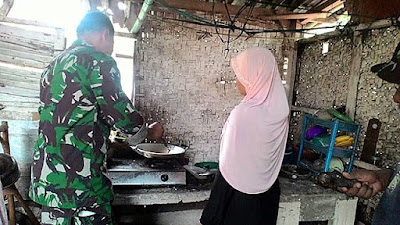 ''Gantian Saya Yang Maskkan Ibu Asuh '' ''Gantian Saya Yang Maskkan Ibu Asuh ''