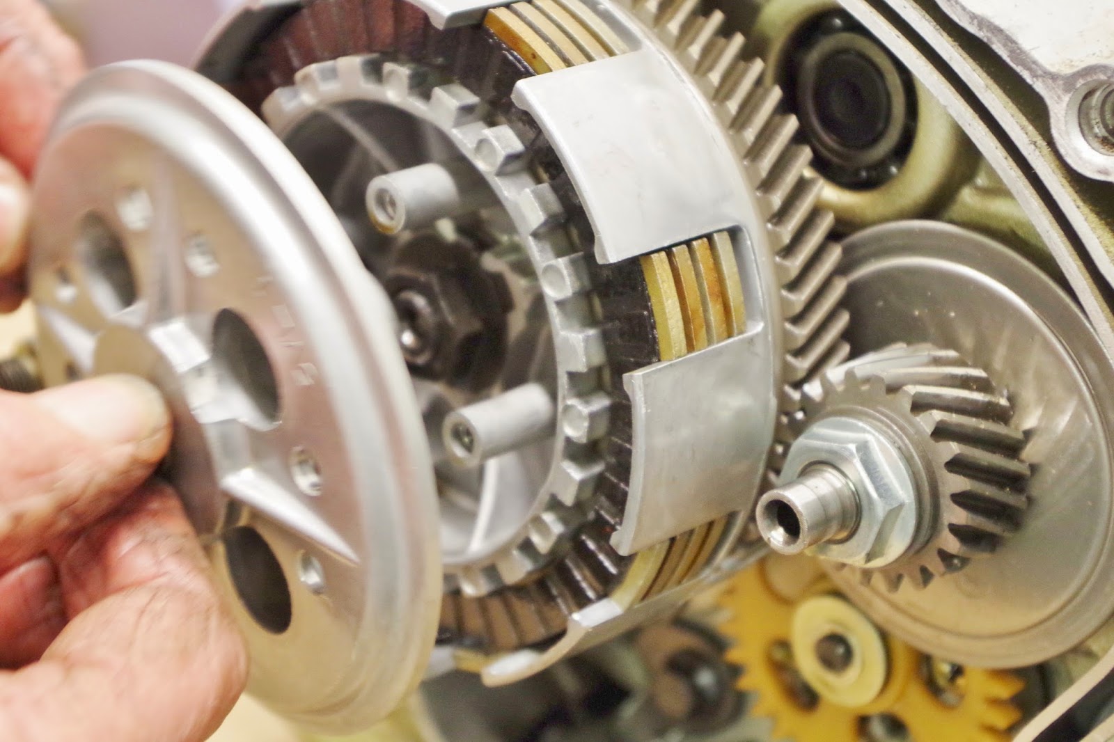 Yamaha YBR 125 Owner Blog Yamaha YBR 125 clutch removal ( engine