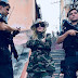 Madonna visita o Morro da Providência e posa com policiais