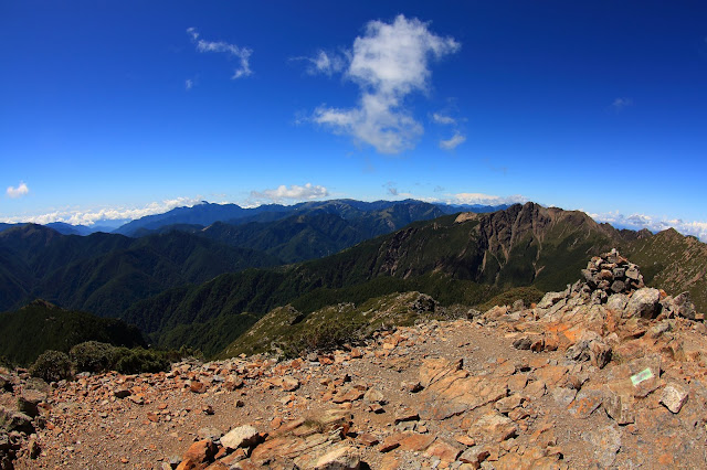 由玉山東峰望向玉山南峰