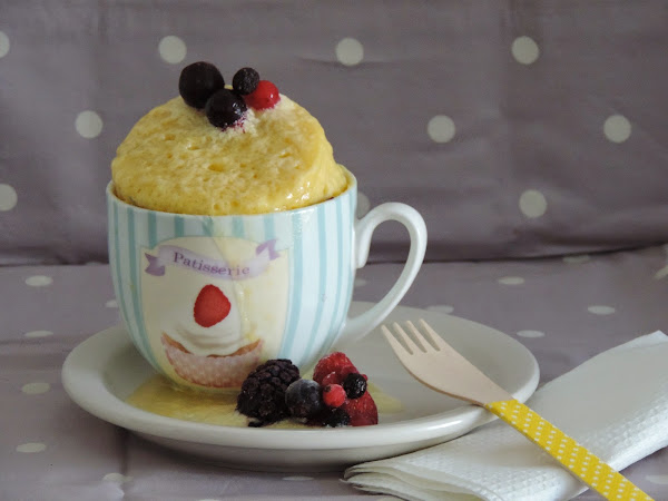 Mug cake de vainilla y frutos del bosque