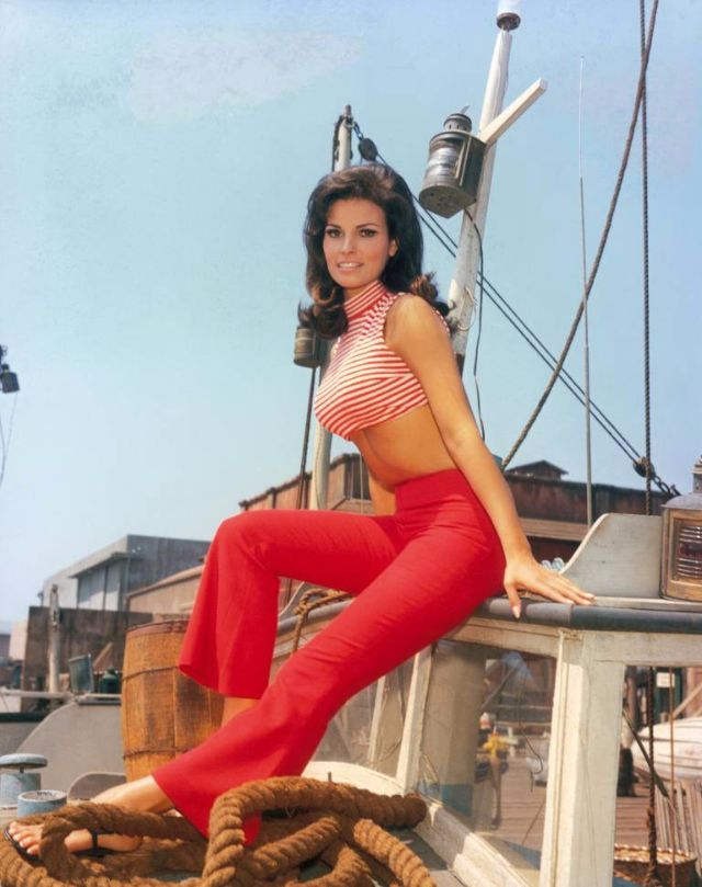 Color photos of young Raquel Welch  The classic beauty of the 1960s - 16
