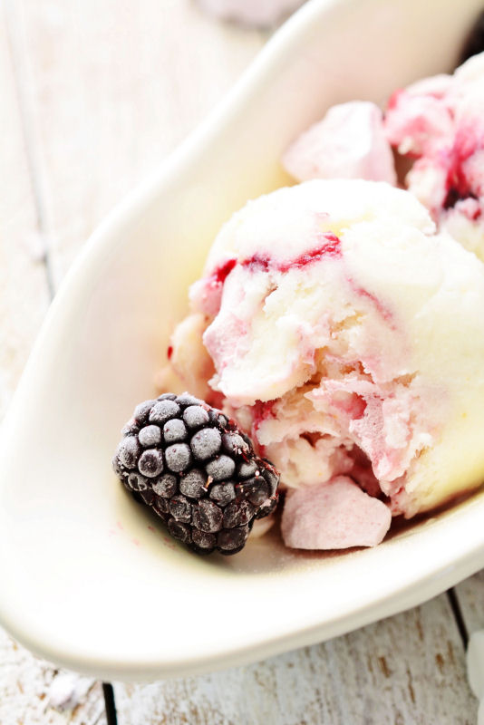 Kessy&amp;#39;s Pink Sugar: Frozen Joghurt Eton Mess mit Brombeersauce