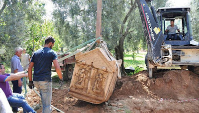 Τρεις αρχαϊκοί τάφοι με ανάγλυφα του Θεού Έρωτα ανακαλύφθηκαν στην Προύσα (φωτό)  