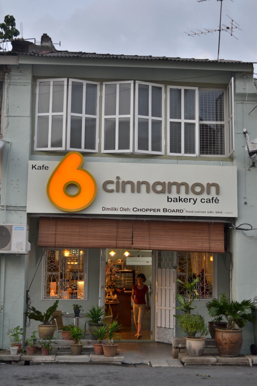 6 CINNAMON BAKERY CAFE 2013