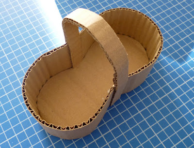 Un petit panier en carton de récupération