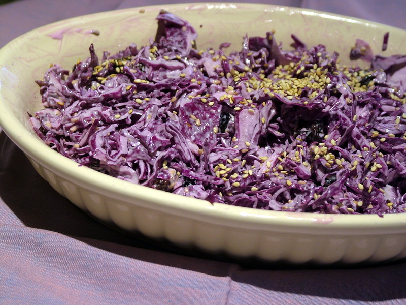Freak Veggie: Salada de Couve Roxa com Uva passa e Sementes de Sésamo