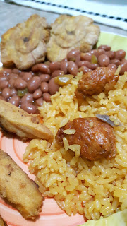 Puertorikanisches Nationalgericht: Reis mit Bohnen und Longaniza