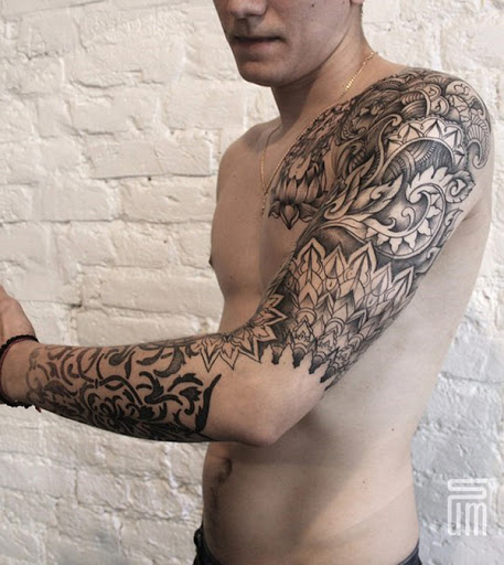 Inspiração Tribal tatuagem manga. Com tinta preto todas as diferentes formas e desenhos sobre a tatuagem dar o olho de uma festa de criatividade. Como um projeto conecta uns aos outros, graciosamente, também é notável.