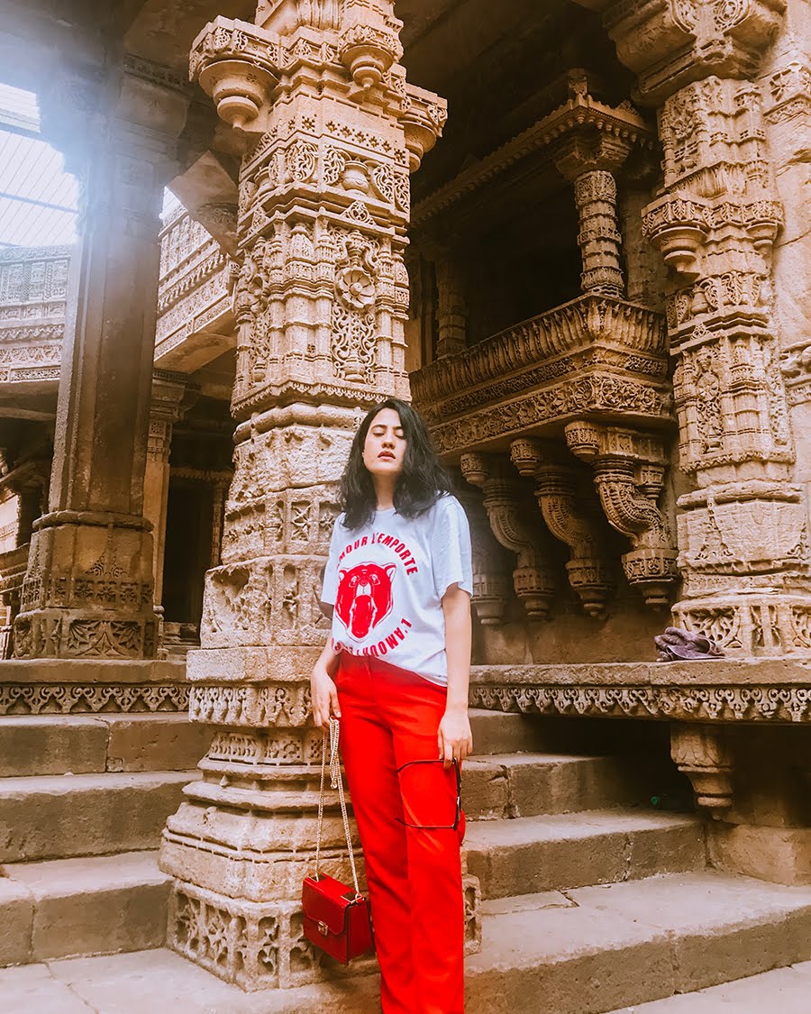 HOW I STYLED ORANGE PANTS FOR CASUAL DAY casual outfit, zara chain red bag, indianfashion blogger