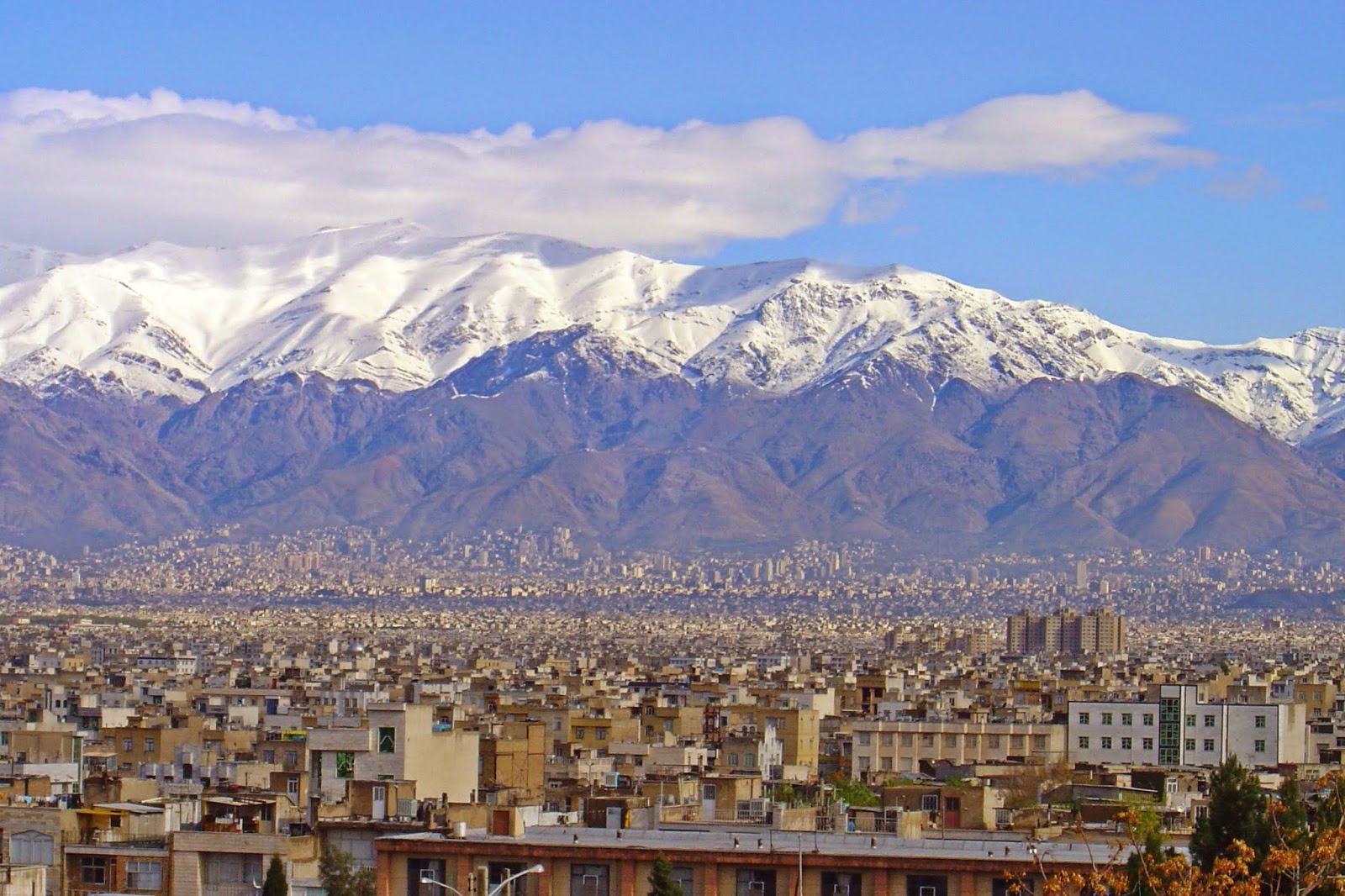 Тегеран. Тегеран столица Персии. Иран столица Тегеран. Иран Тегеран окраины. Тегеран столица Ирана достопримечательности.