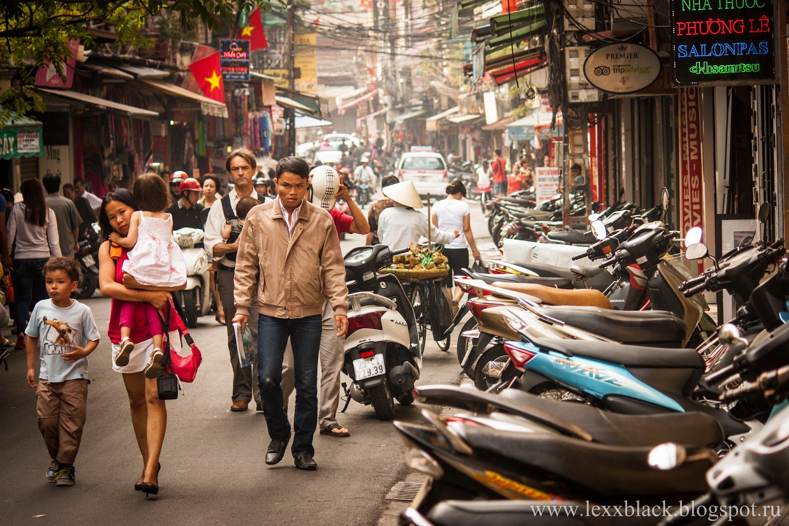 Вьетнам люди на улице Вьетнам люди на улице