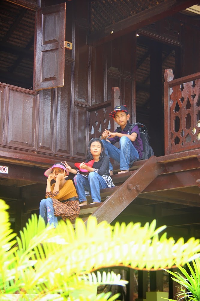 Di tangga Rumah Kelantan Di tangga Rumah Kelantan