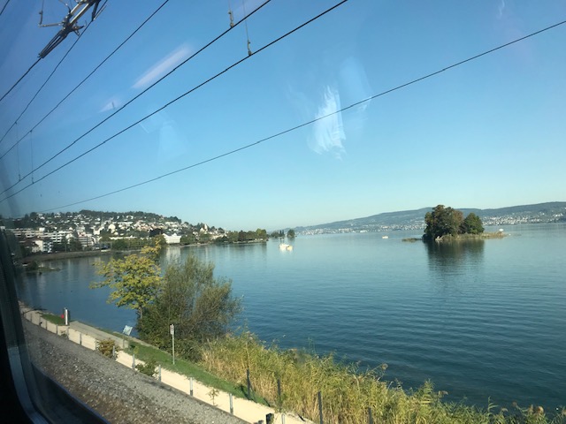 スイス鉄道の車窓から見たスイスの風景　湖が見えてきた
