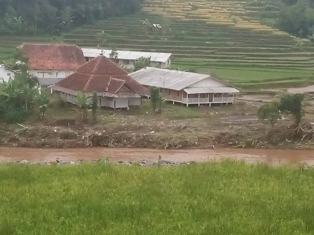 Subhanallah! Ditengah Banjir Bandang Dahsyat, Ponpes Al-Qodar Garut Tetap Kokoh Tak Tersentuh Banjir Sedikitpun