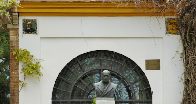 Sevilla Daily Photo La Glorieta de Luca de Tena.
