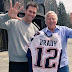 Tom Brady recibe los jerseys que le robaron en dos Super Bowls