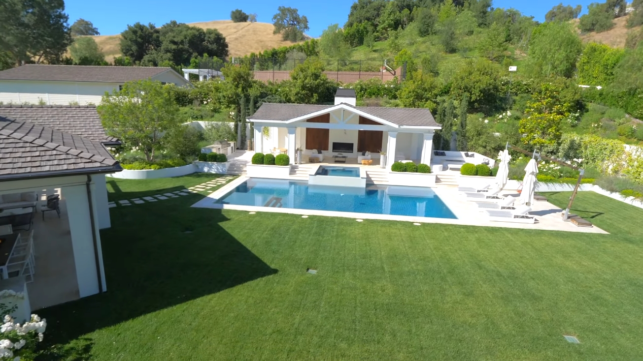 30 Photos vs. STEP INSIDE THE WEEKND CALABASAS HOUSE TOUR $24,995,000 - Luxury Home & Interior Design Tour