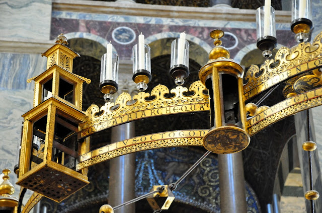 późnoromański świecznik fundacji Fryderyka Barbarossy w katedrze akwizgrańskiej