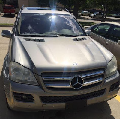 Photogist: US Automobile Dealer Gifts A Brand New Car & 10M Cheque To King Sunny Ade KSA