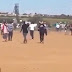 Un fan de football se fait abattre de quatre balles en pleine tête pendant un match