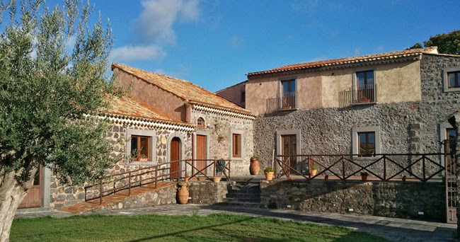 Landhof aus Lavagestein auf dem Ätna