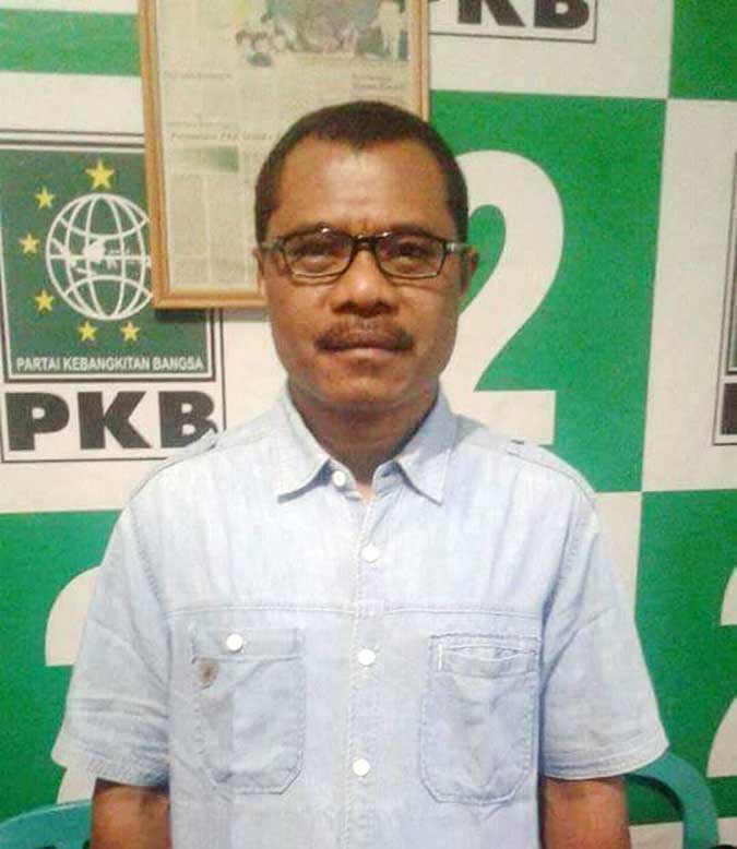 PKB Yakin Hadang Incumben Di Pilkada Malteng Ambon, Malukupost.com - Partai Kebangkitan Bangsa (PKB) hingga kini masih tetap yakin akan menghadang kemenangan incumben Tuasikal Abua - Marlatu Leleury (TULUS) dalam ajang pemilihan kepala daerah (pilkada) jilid II di Kabupaten Maluku Tengah (Malteng) pada tanggal 15 Februari 2017. Hal ini disampaikan oleh Wakil Ketua Dewan Pimpinan Wilayah (DPW) PKB Provinsi Maluku, Malaka Yaluhun di Ambon, Selasa (17/1). Menurut Malaka, sampai saat ini PKB masih tetap solid bersama koalisi rakyat yang didalamnya terdapat dua partai lainnya dalam mengawal hak politik masyarakat dalam penentuan pilkada untuk periode lima tahun yang akan datang. Awalnya, kata Yaluhun PKB bersama dua partai yakni PKS dan PPP mendukung pasangan Azis Mahulete-Johan Lewerissa (Amarisa), namun gugur setelah Komisi Pemilihan Umum (KPU) setempat melakukan verifikasi faktual terhadap pencalonan.