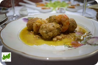 Albóndigas de Chocos en Salsa de Almendras con  Gambas y Langostinos