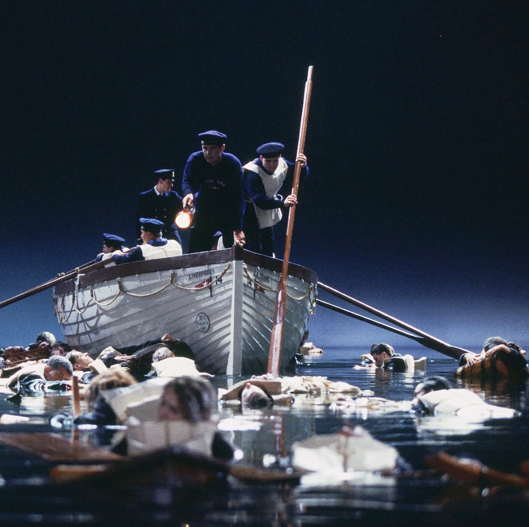 сколько шлюпок было на титанике. сколько шлюпок было на титанике. последняя шлюпка с титаника. сколько шлюпок было на титанике. карпатия в нью-йорке.