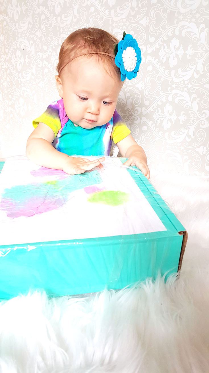 Make a simple MESS FREE finger painting craft to give Dad! It's something he can cherish and it's SO simple to do! Get the details...