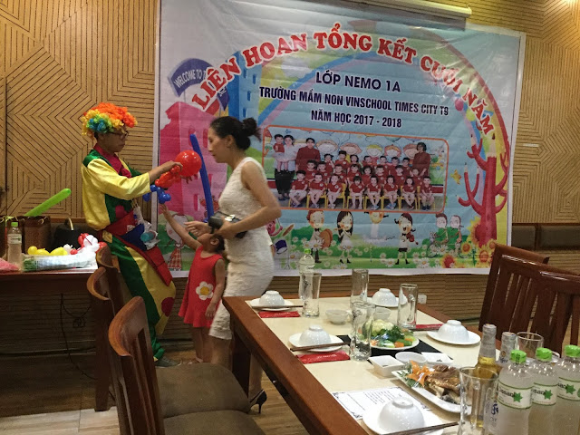 Chú hề vặn bóng tại lễ tổng kết lớp 1A mầm non Vinschool Times City