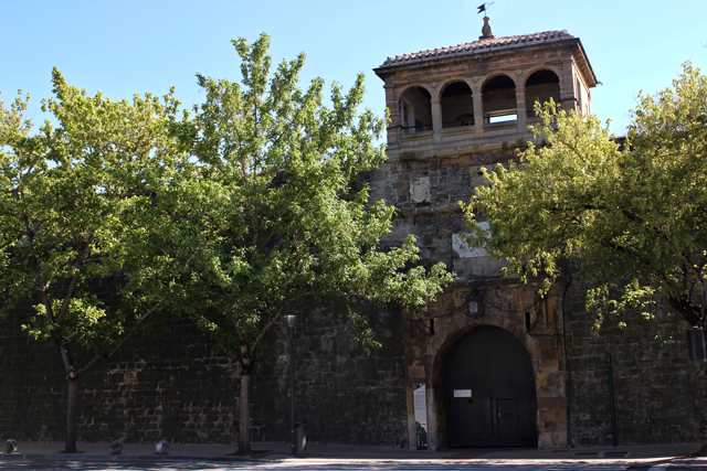 La entrada a la Ciudadela de Pamplona por la avenida del Ejército La entrada a la Ciudadela de Pamplona por la avenida del Ejército